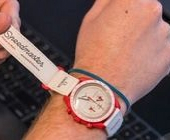 Đồng hồ nhựa 260 USD khó mua hơn mẫu 13.000 USD